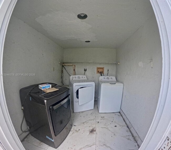 Building Photo - 5720 SW 38th Ct