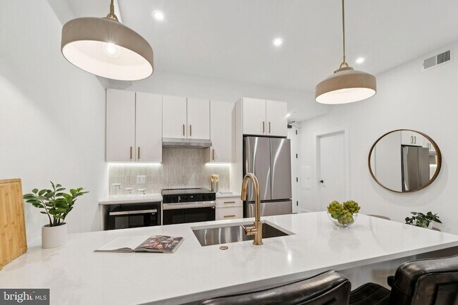 Building Photo - 30 W Allens Ln