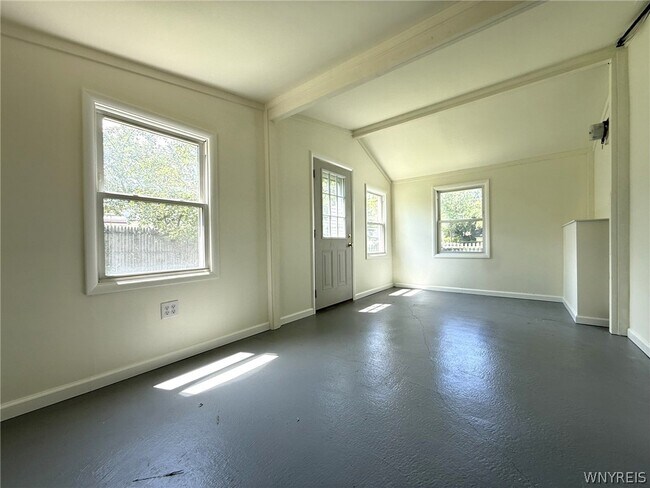 Building Photo - 185 Marilyn Dr