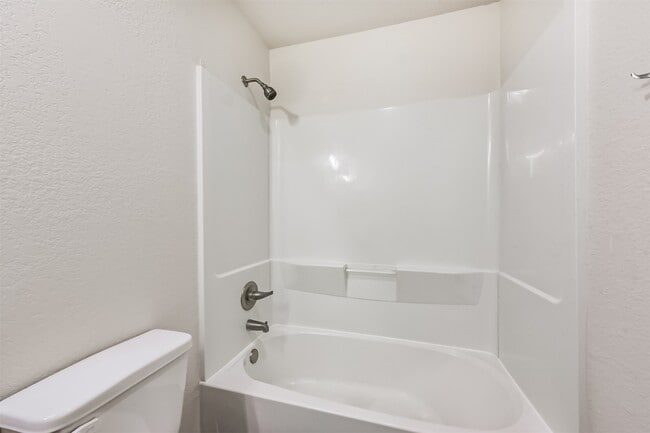 Building Photo - 914 Shady Ln