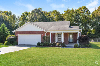 Building Photo - Brick Ranch with Spacious Design