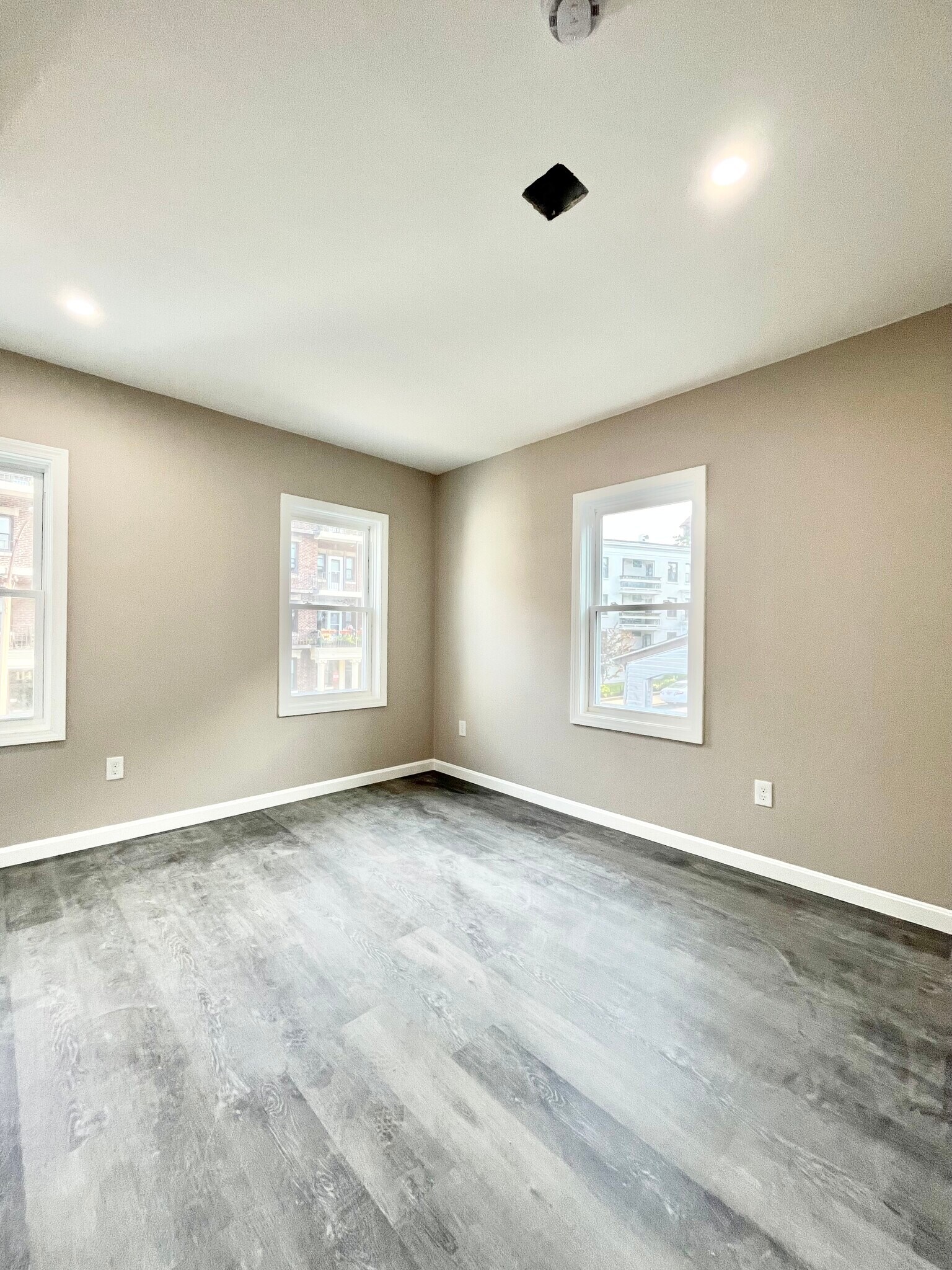 Building Photo - 16 Long Ave