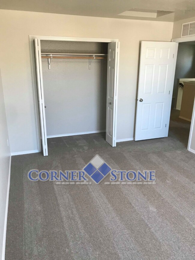 Building Photo - Spacious Home Canterbury Commons!