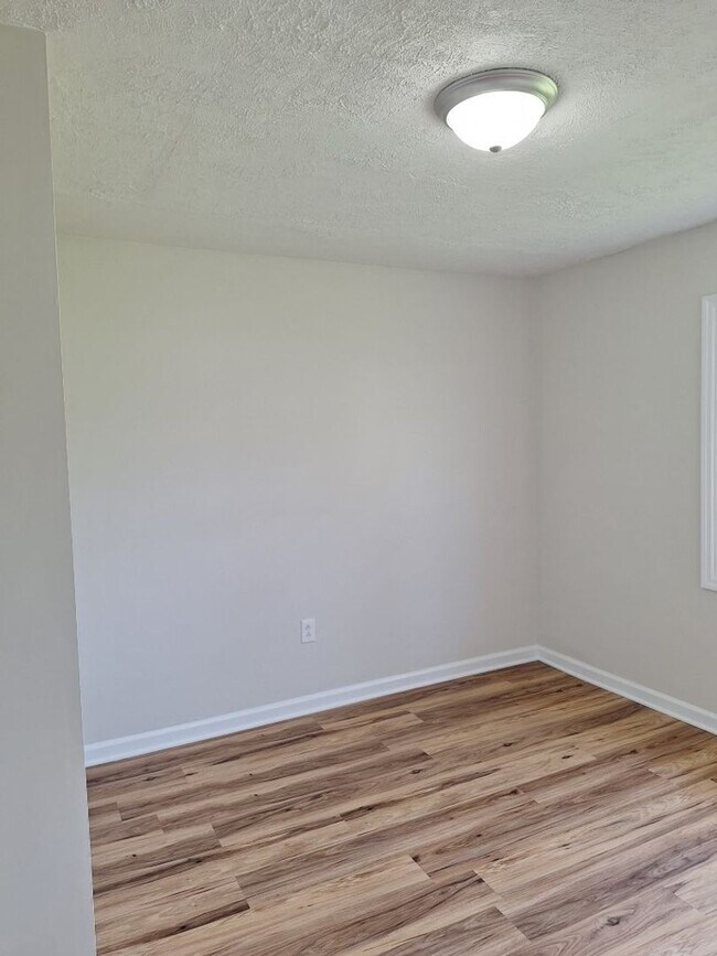 Building Photo - Duplex located in the heart of Oak Ridge.