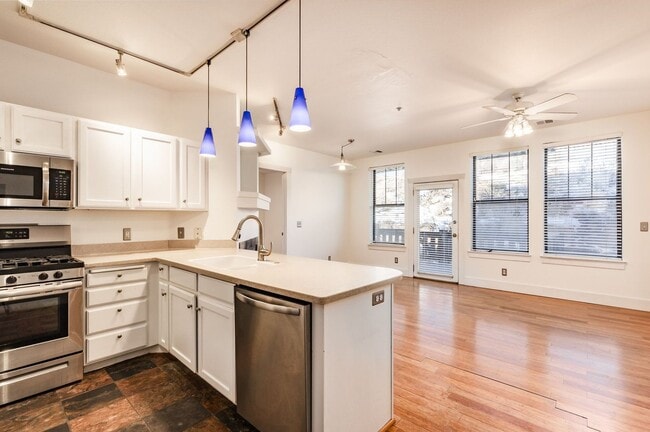 Building Photo - Bright first-floor Pinebrook Pointe condo