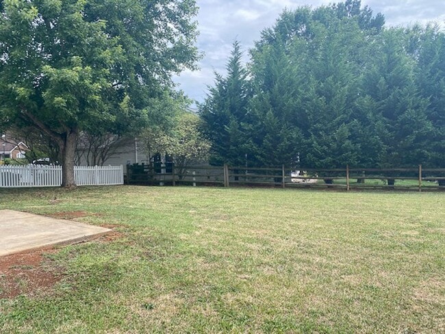 Building Photo - Ranch 3 bed, 2 bath Ranch with fenced yard...