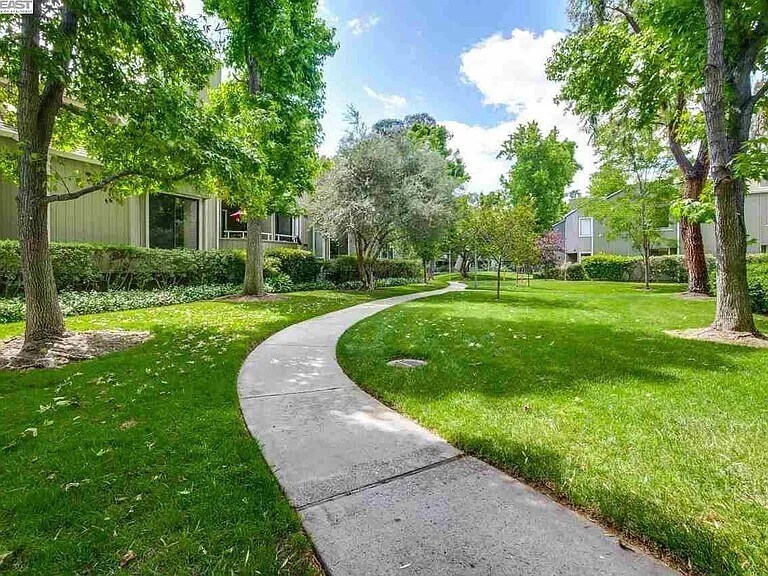 Grounds around the complex - 1661 Braddock Ct