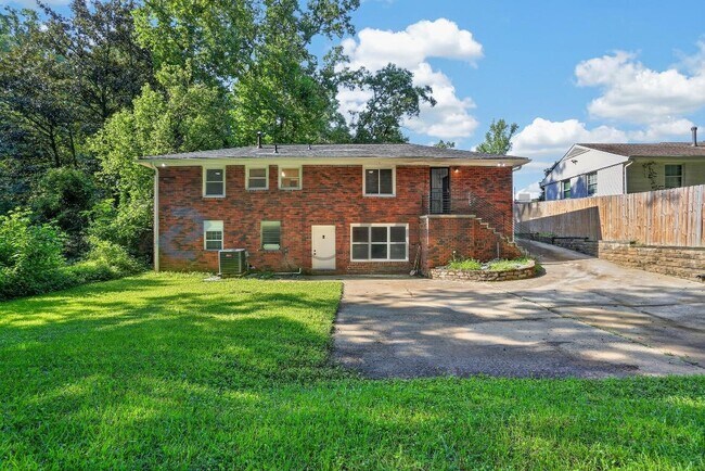 Building Photo - 2915 Cascade Rd