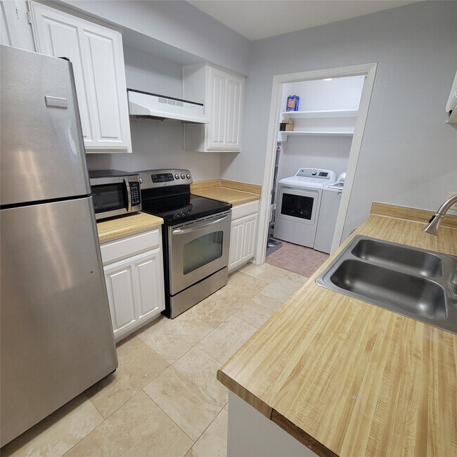 Building Photo - 8020 Braesmain Dr