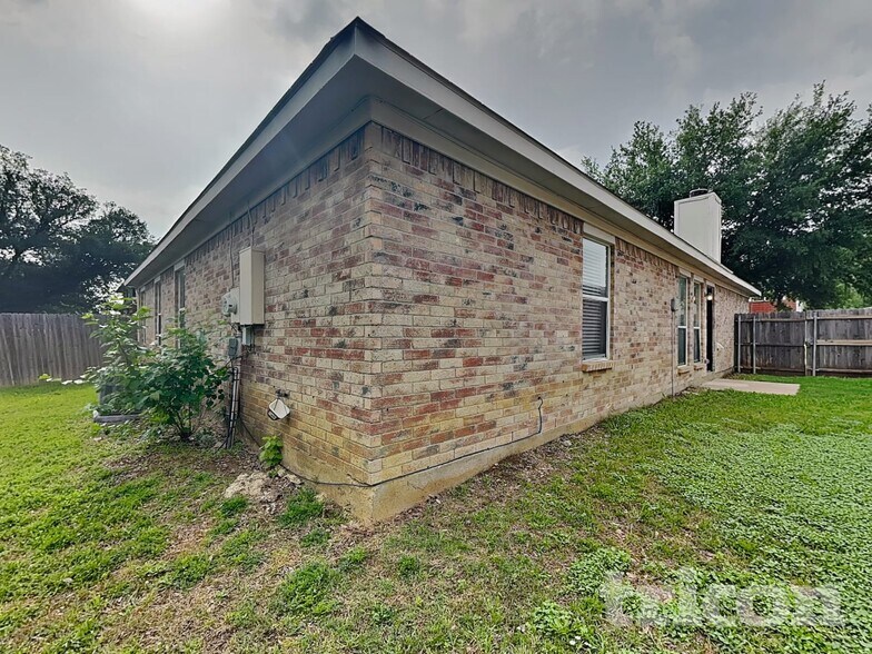 Building Photo - 327 Moss Hill Dr