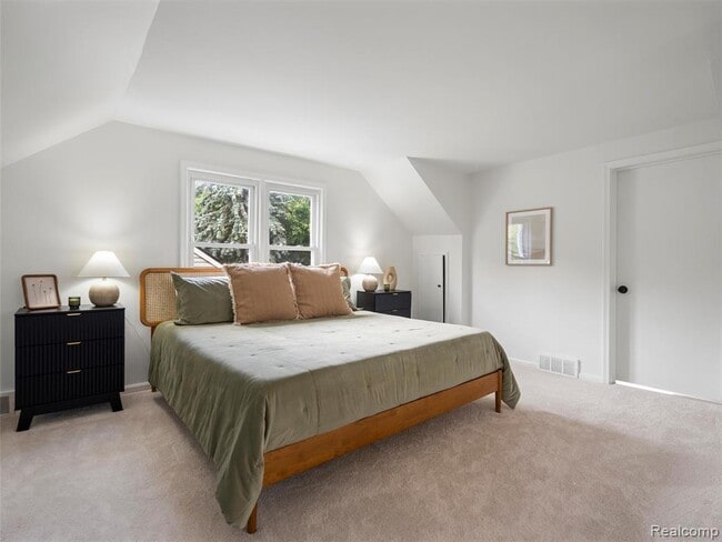 Building Photo - 1027 S Wilson Ave