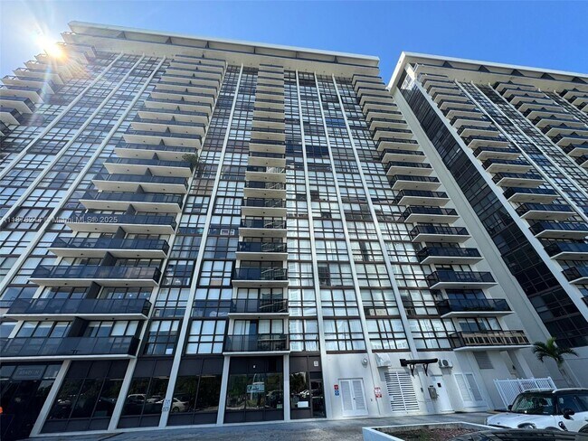 Building Photo - 600 NE 36th St