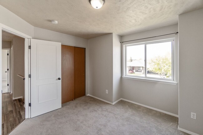 Building Photo - Spacious 3 Bed, 2.5 Bath Home in Spokane V...