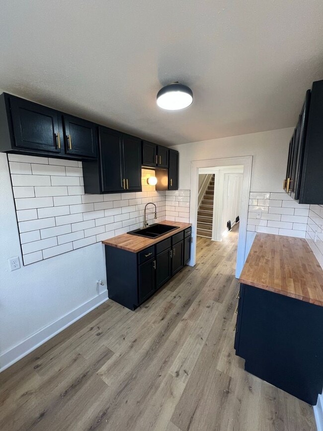 Building Photo - Brand new fully renovated 5 Bedroom Single...