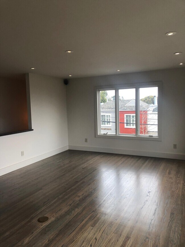 Building Photo - 394 Cresta Vista Dr