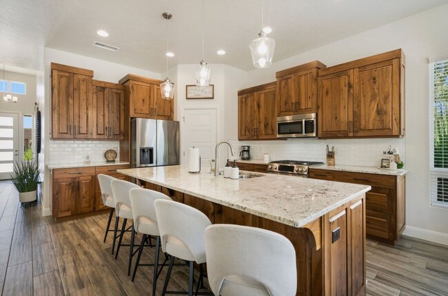 Building Photo - Luxurous 4 Bedroom Golf Course Home