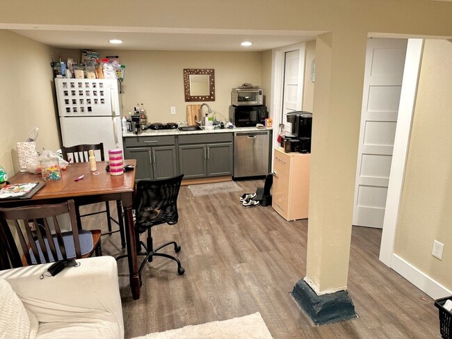 Building Photo - Portsmouth Neighborhood Updated 3-Story Ho...