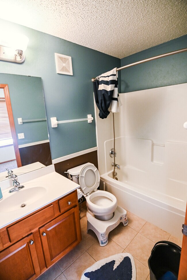 Building Photo - 3266 Oak View Dr