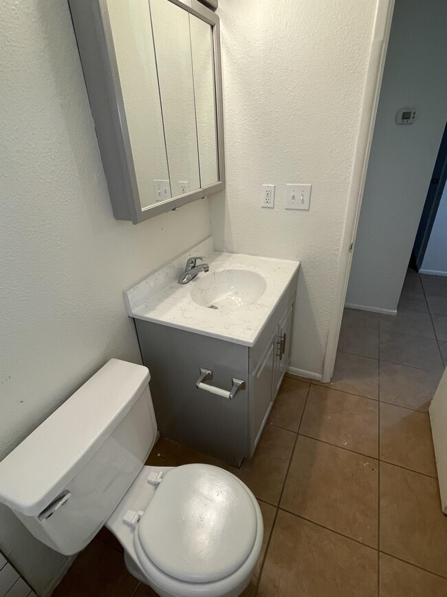 Building Photo - 1520 W 5th St