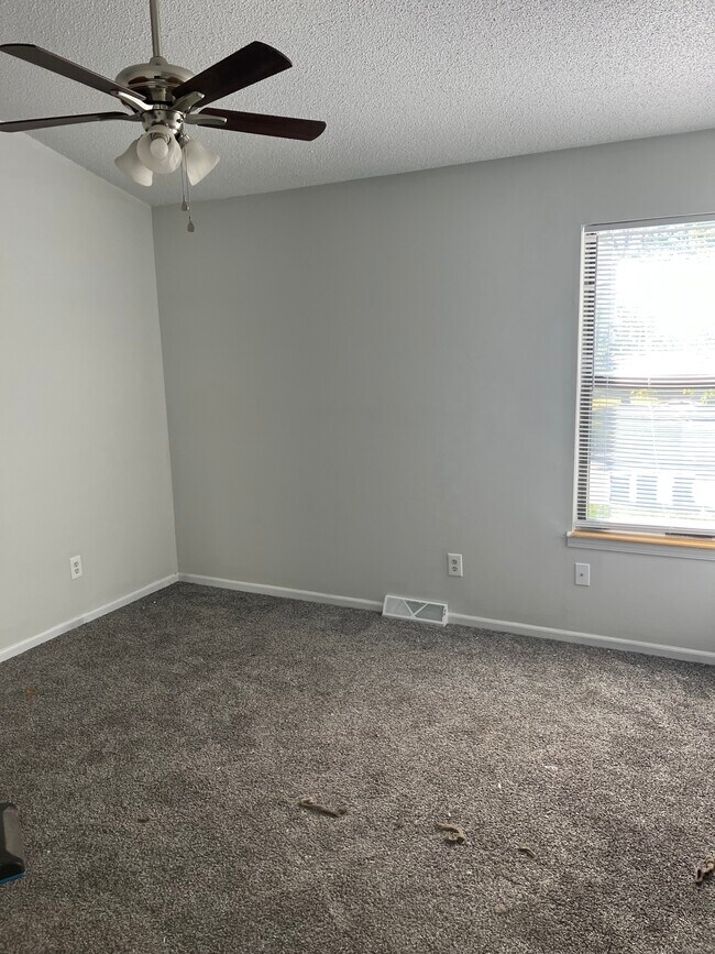 Building Photo - 303 E Liberty Ln