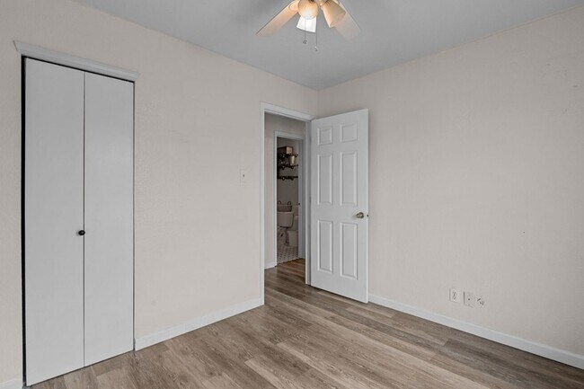 Building Photo - 4722 W Cuthbert Ave