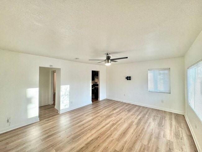 Building Photo - Front Unit 3 Bedroom, 1 Bathroom