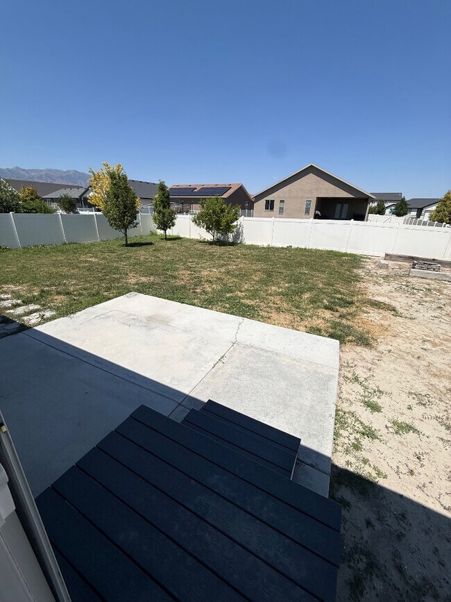 Building Photo - 1375 E Rachel Way