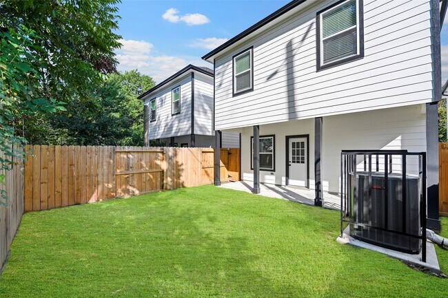 Building Photo - 1071 St Clair St