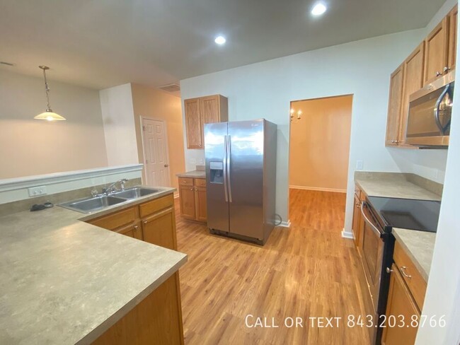 Building Photo - Available Now! Explore this Spacious 3-bed...