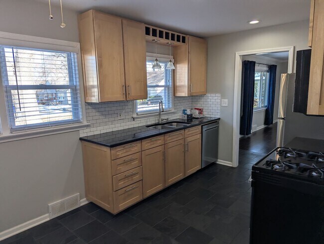 Building Photo - Remodeled 2 Bedroom 1.5 Bath - Overland Park