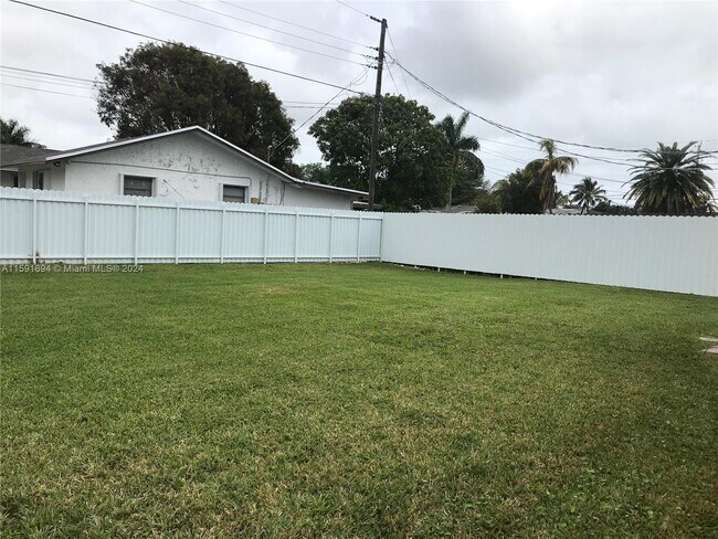 Building Photo - 216 SW 7th St