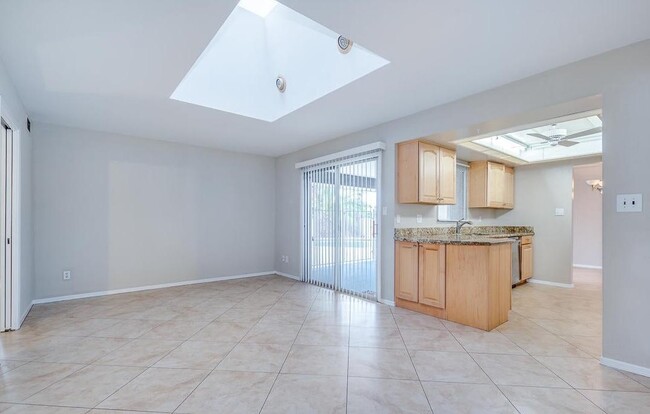 Building Photo - 2439 E Del Rio Dr