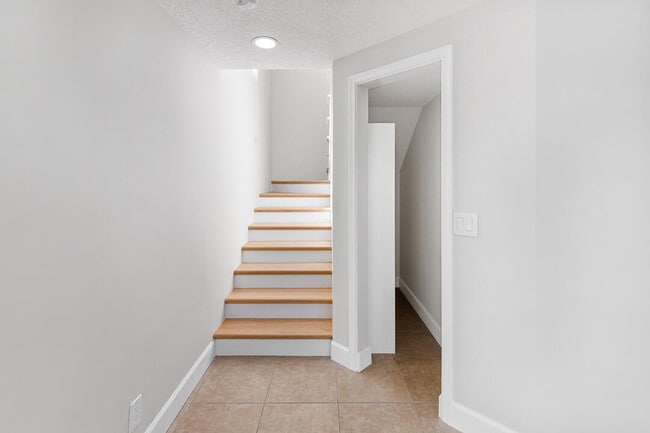 Building Photo - 1060 Lake Shore Dr