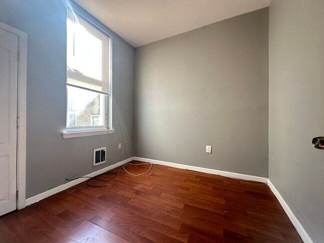 Building Photo - Three Bedroom and One bathroom apartment