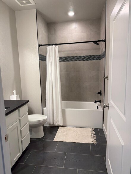 Building Photo - 827 Schlagel St