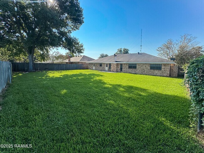 Building Photo - 119 Canada Dr