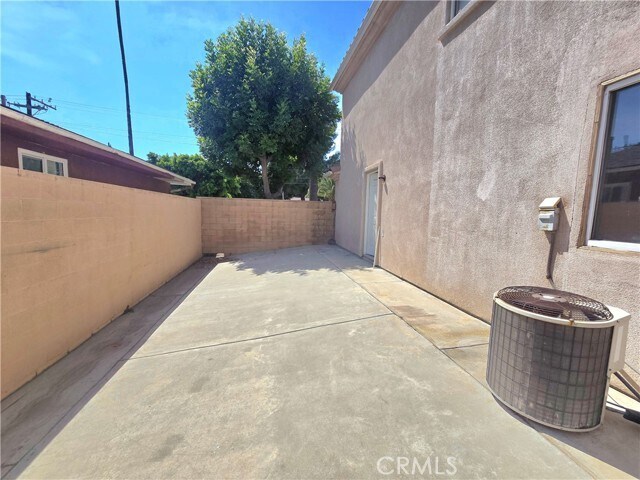 Building Photo - 8451 Oleander Ave