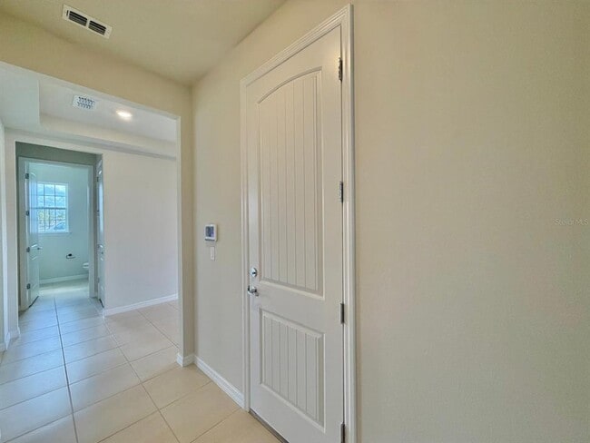 Building Photo - 6985 Oak Commons Way