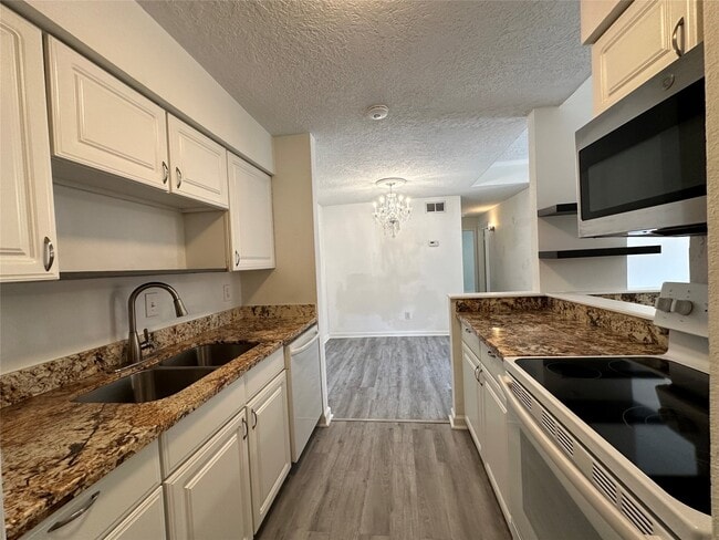 Building Photo - 2125 Augusta Dr