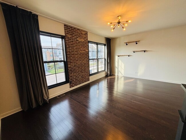 Building Photo - 3-4 Bedroom, 3.5 Bath Townhouse