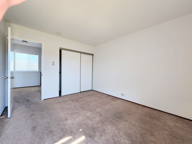 Bedroom and closet - 4216 Admiralty Ln