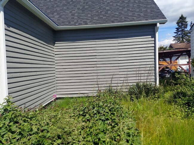 Building Photo - Charming Tacoma Home on a Peaceful Corner Lot!