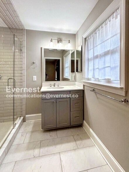 Building Photo - 950 Marguerite Dr