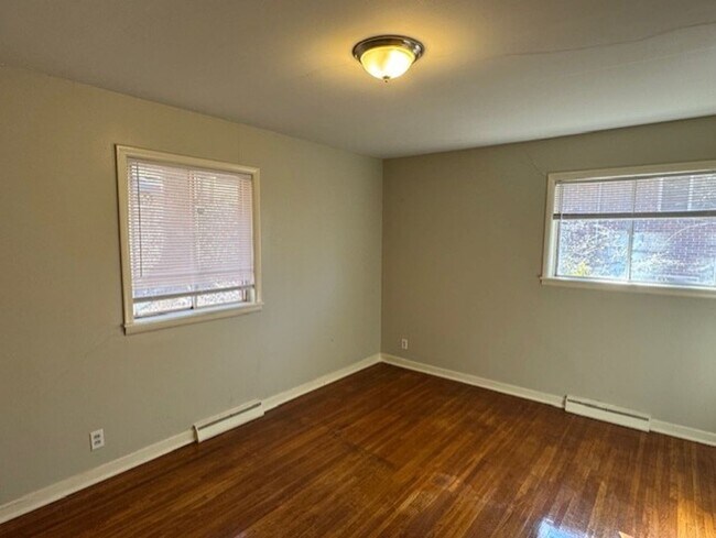 Building Photo - MOVE IN SPECIAL! HALF OFF FIRST MONTH!!