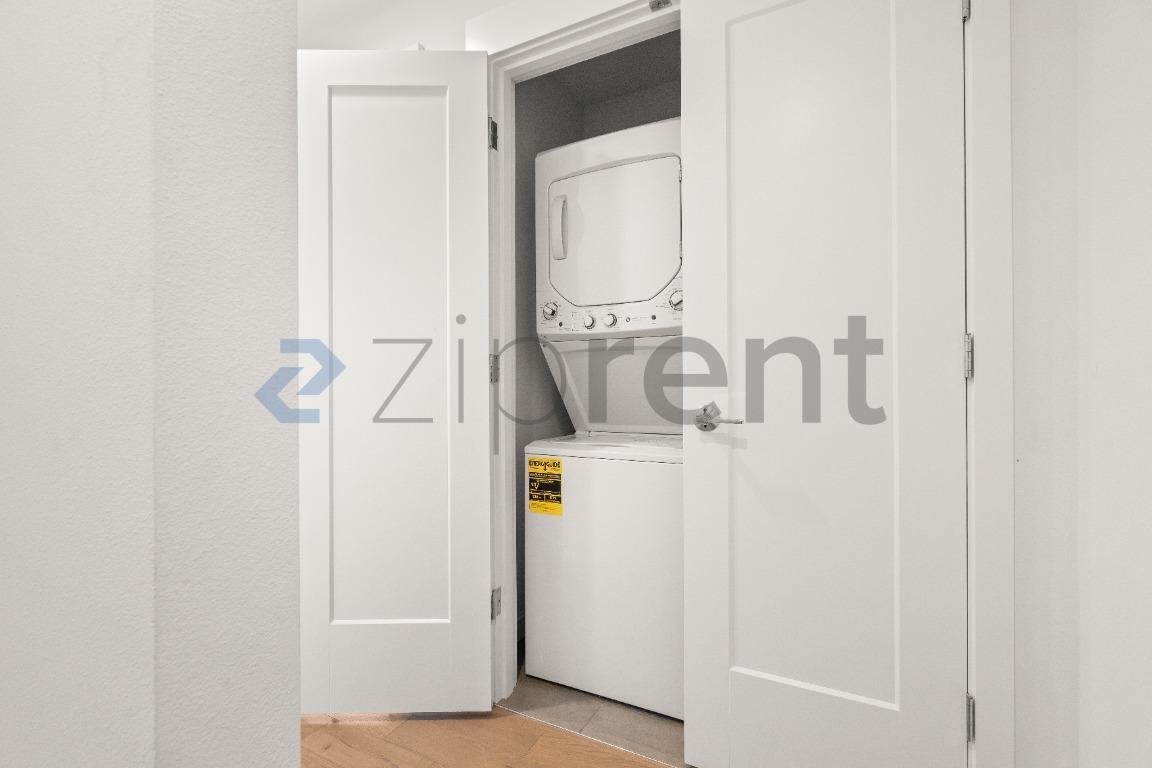 Building Photo - Unit B