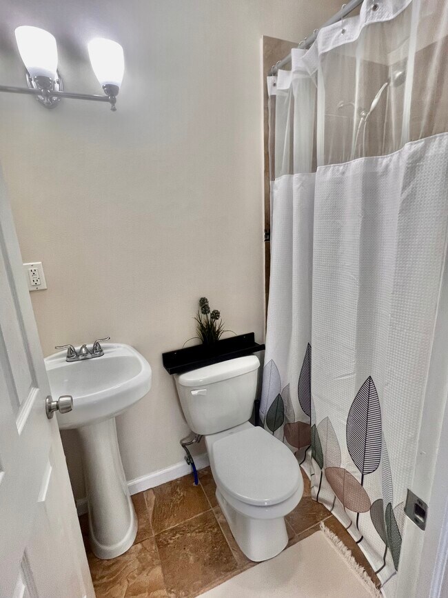 ensuite bathroom - 189 Pomona Ave