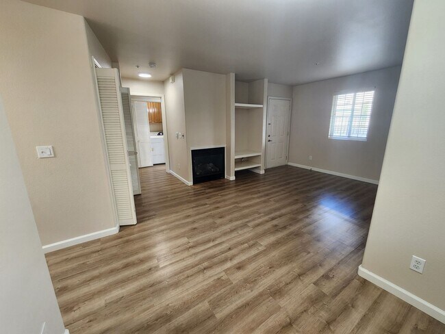 Building Photo - Downstairs 1 bedroom apartment with small patio and additional storage