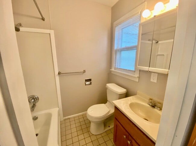 Building Photo - 1 Bed, 1 Bath downstairs Unit in Heritage Hill – Private Entry & Prime Location