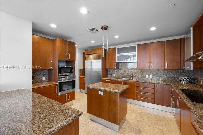 Building Photo - 5959 Collins Ave