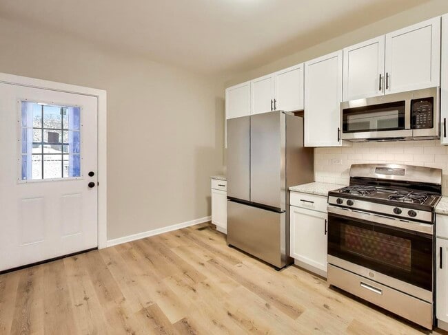 Building Photo - 4213 W Roscoe St